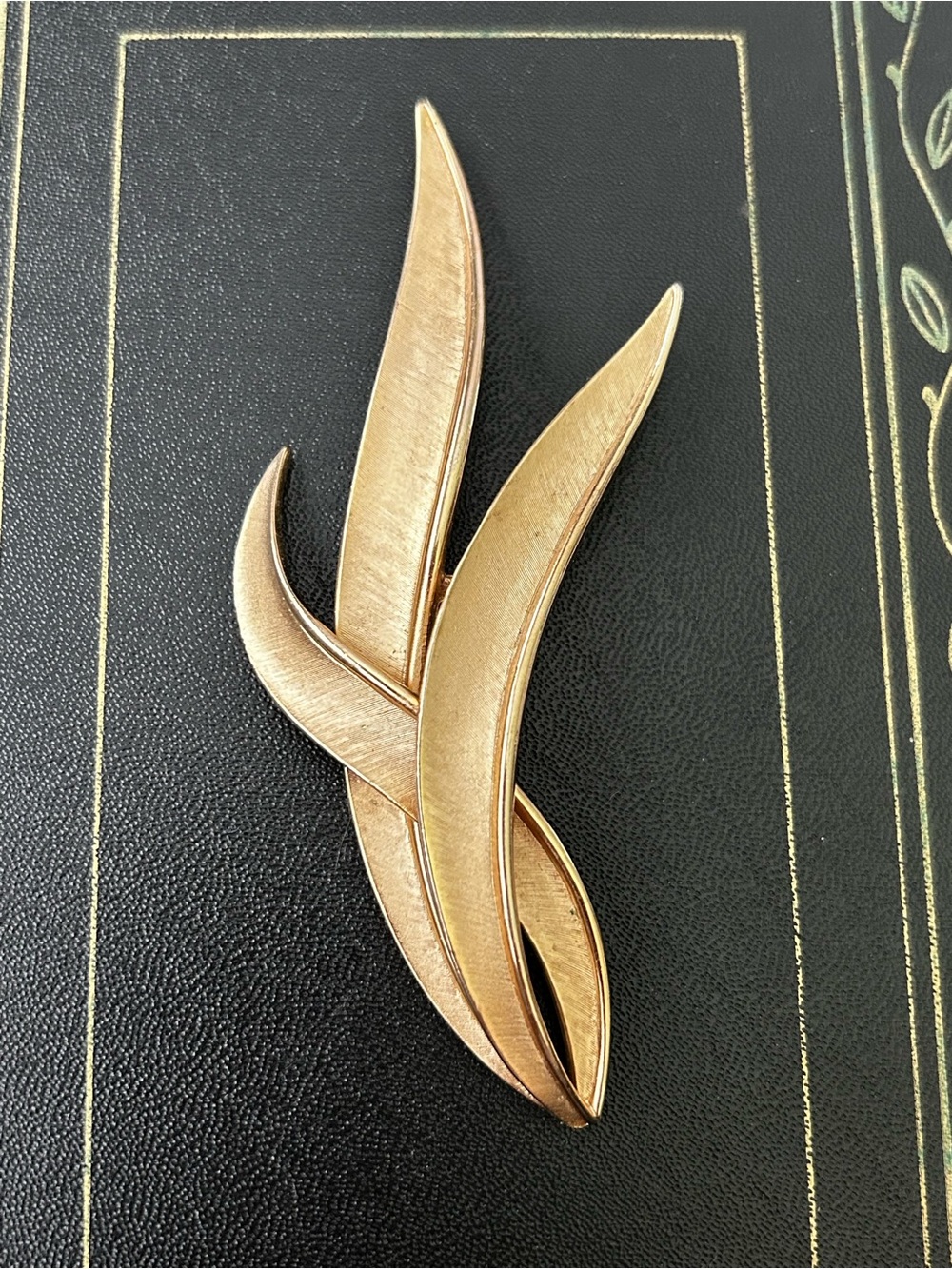 Vintage 1950s-60s Crown Trifari Womens Brooch Gold-Tone Leaf Pin MCM Jewelry